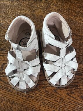 Little love bug size 6 • Kids White Leather  Sandals